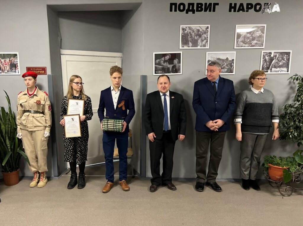 Ученик Мичуринской школы Артемий Фокин вместе со своим руководителем, учителем географии Линой Андрейченковой